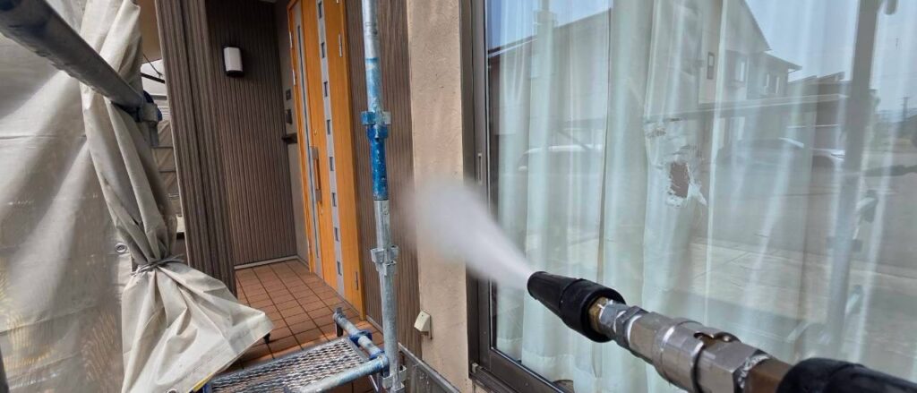 汚れが残ったまま塗装すると密着を妨げ、早期の剥がれなどにつながる可能性があります。